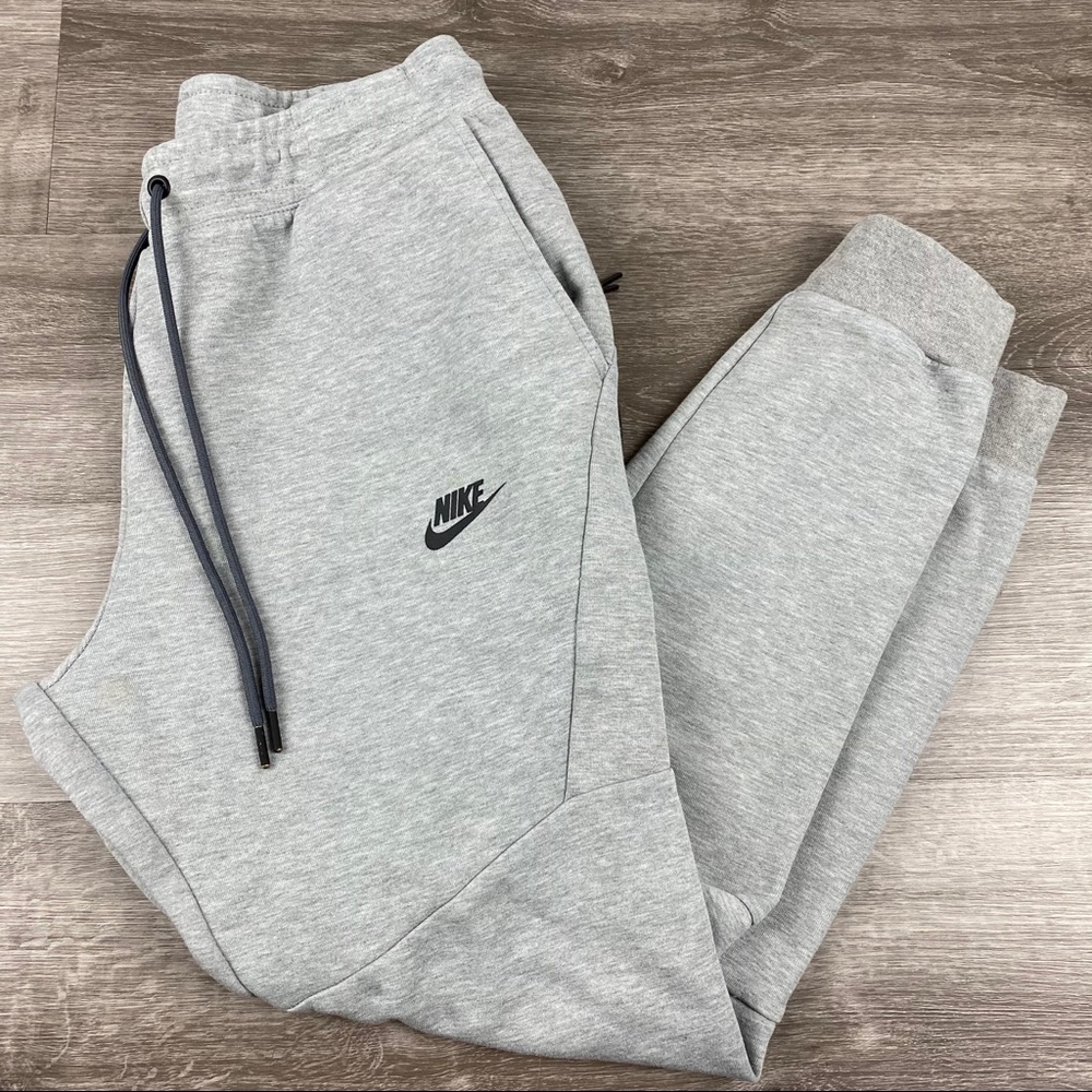 Nike Tech Fleece Women’s Medium